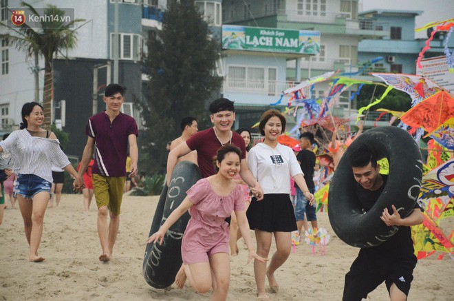 Biển người ken đặc, chen chúc trên các bãi tắm ở Sầm Sơn dịp lễ 30/4 - 1/5